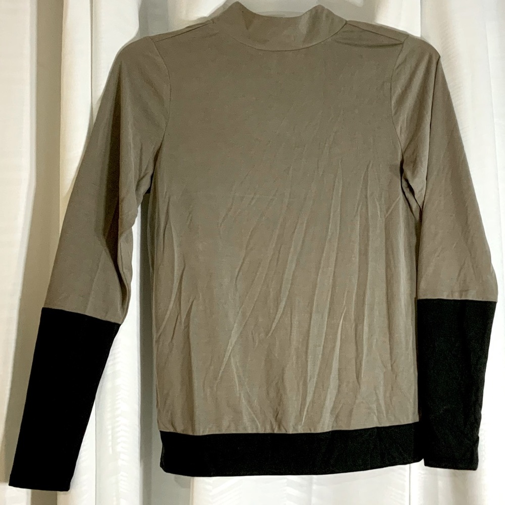 NWT. Women’s Long Sleeve Mock Neck Top.